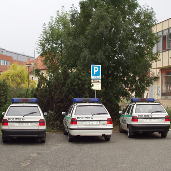 tři vozidla policie